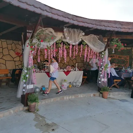 Hanul Hora Romaneasca 3* אפורי סוד